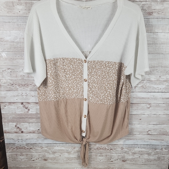 Women's White and Tan Button-Down Top - Picture 2 of 6